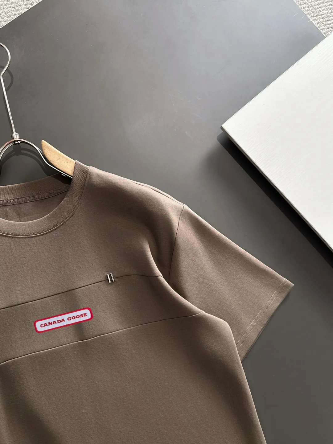 Next day delivery P300 High version CANADA GOOSE/Big Goose 25ss spring and summer new high-definition T-shirt Made with imported machines from Italy, truly the most luxurious and high-quality model that you can wear with your eyes closed. Heavy combed fabrics. High-strength and heavy-weight fabrics feel substantial when weighed. The upper body is more textured than ordinary T-shirts and is not easily deformed. This texture can cope with the weather, absorb sweat and breathable, and is suitable for both hot and cold conditions! Perfectly produced with reference to the original stitch and stitch! The loose fit design is super noble. Custom-woven signature ribbed collar, cuffs, and hem. Really rare and rare goods Size: M-XXXL